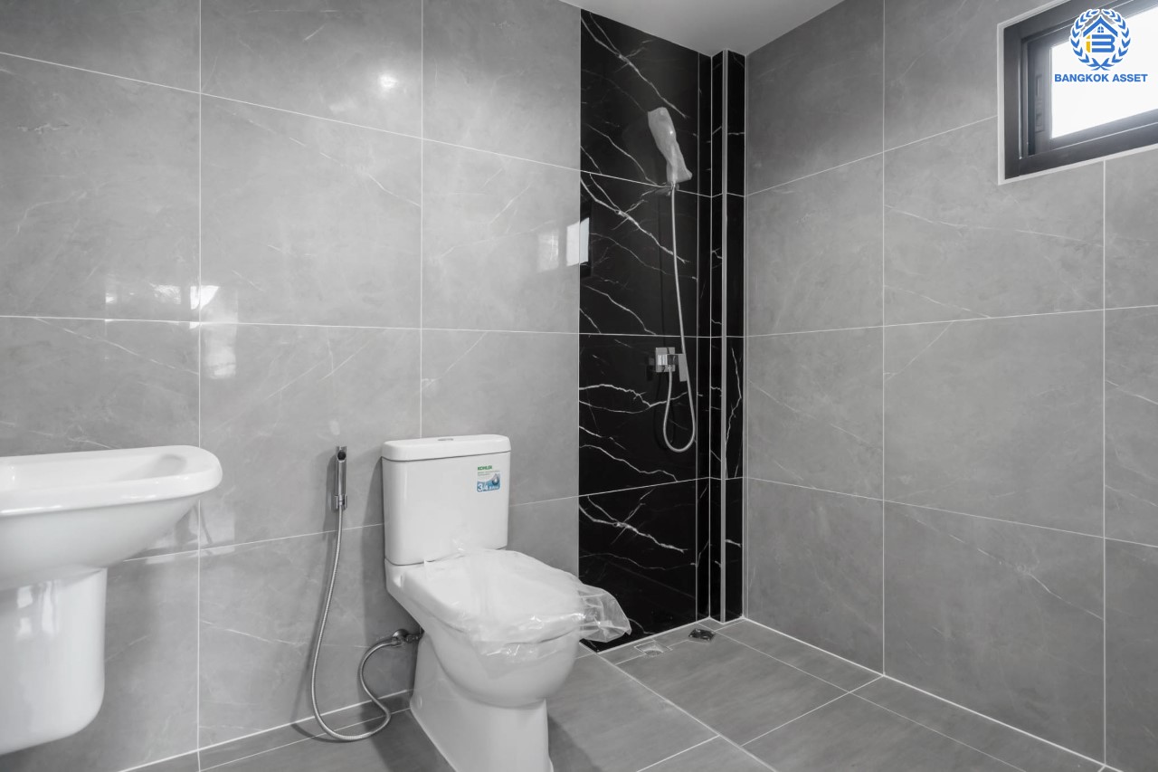 บ้านมือสองตกแต่งใหม่ ม.กฤษดานคร18 บรมราชชนนี เนื้อที่ 125 ตร.ว. บนพื้นที่ใช้สอยมากถึง 353 ตร.ม. อีกระดับของฟังก์ชัน 4 ห้องนอน 4 ห้องน้ำ 1 ห้องอเนกประสงค์ 1 ห้องแม่บ้าน จอดรถได้ 2 คัน บรรยากาศสุด Private บนทำเลศักยภาพเชื่อมต่อหลายเส้นทาง ใกล้เซ็นทรัลปิ่นเกล้า ม.มหิดล และทางด่วน "กาญจนาภิเษก"...